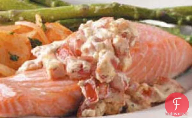 Salmão com molho de tomate e endro