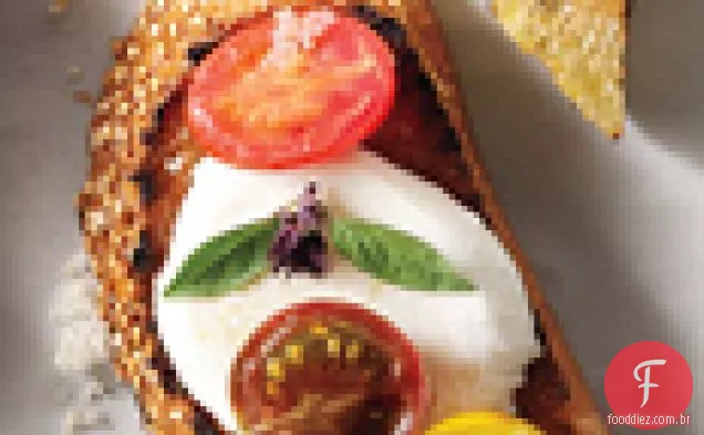 Tomate, Mussarela E Manjericão Tailandês Crostini