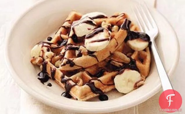 Waffles belgas com gotas de chocolate e banana