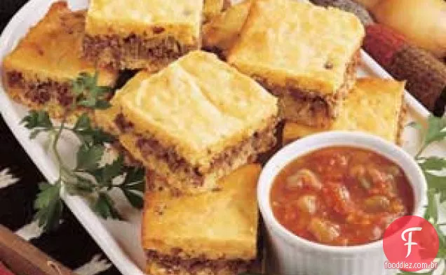 Jantar de pão de milho com carne bovina picante