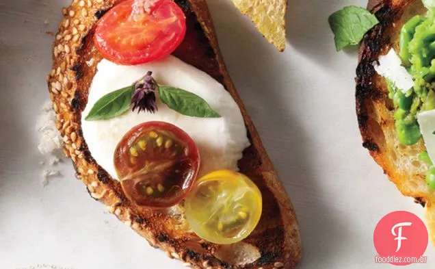 Tomate, Mussarela E Manjericão Tailandês Crostini