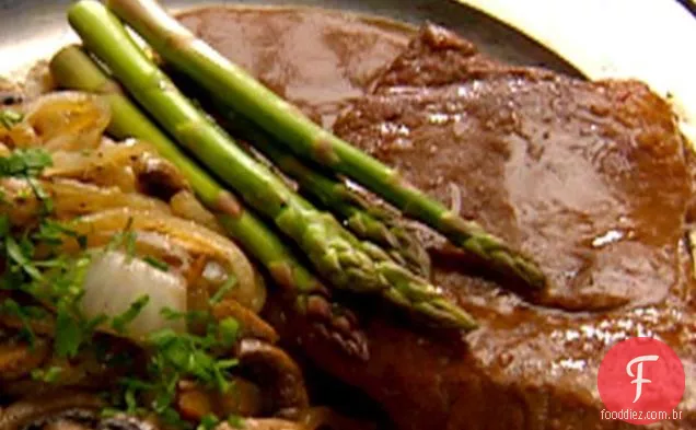 Bifes de alcatra refogados com cogumelos e cebolas e molho porter