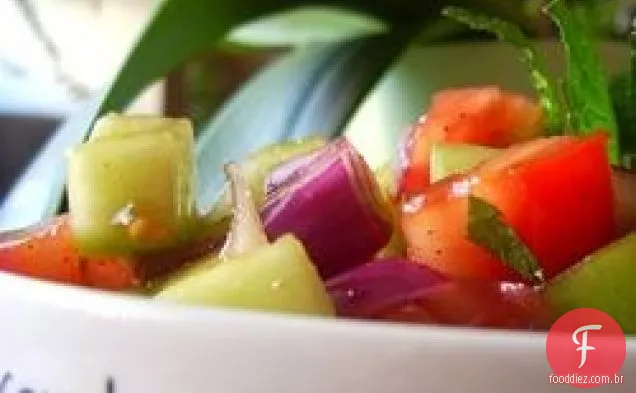Salada de Tomate, Pepino e Cebola Roxa com Hortelã