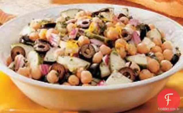 Salada de pepino com grão-de-bico