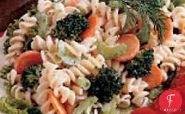 Salada de macarrão com pepino e endro