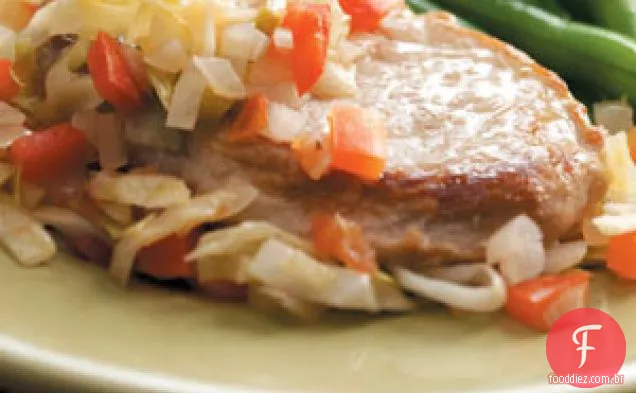 Costeletas de porco com repolho e tomate