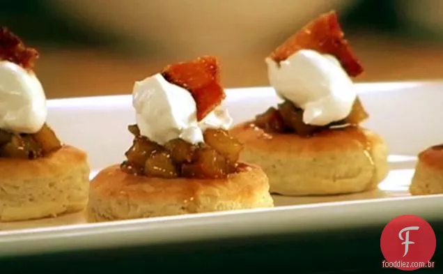Tortas de maçã com bacon e bourbon