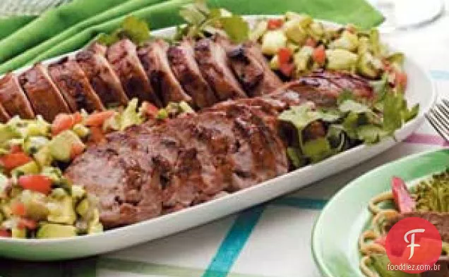 Carne de porco grelhada com molho de abacate