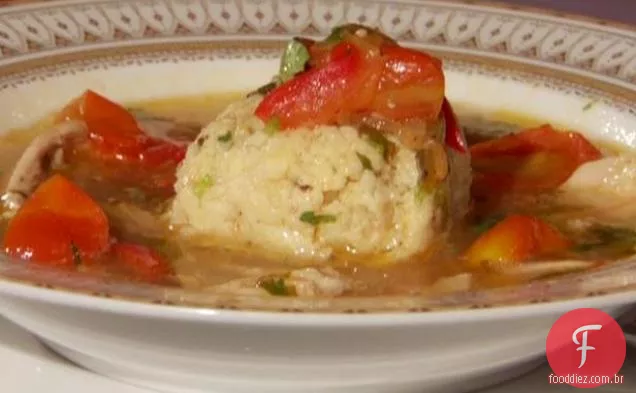 Sopa de galinha sefardita com sofrito e bolinhas de matzo com ervas