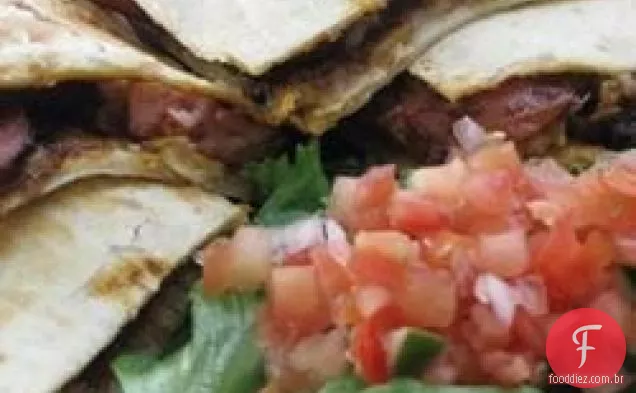 Quesadillas de milho com salsicha polonesa