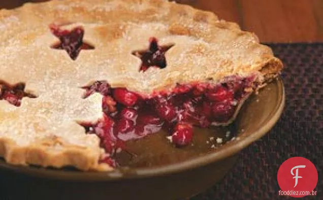 Torta de nozes com cereja e amora