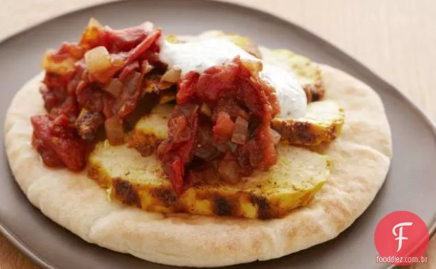Peito de Frango Temperado Tandoori com Geleia de Tomate Grelhado e Molho de Iogurte com Ervas