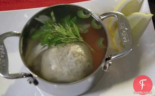 Sopa de galinha com bolinhas de matzo