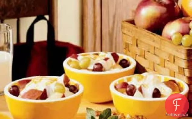 Copos de frutas com mel