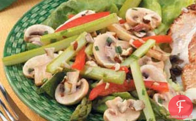 Salada de vegetais com avelãs
