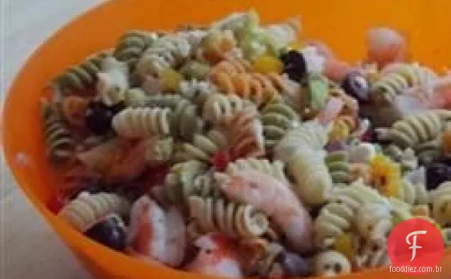 Salada de macarrão grego com camarão, tomate, abobrinha, pimentão e queijo feta