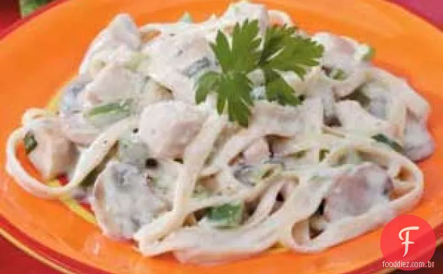 Macarrão com frango Cajun