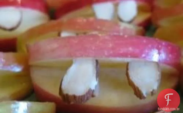 Guloseima de Halloween com frutas e maçãs saudáveis