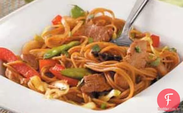 Carne de porco chinesa com macarrão