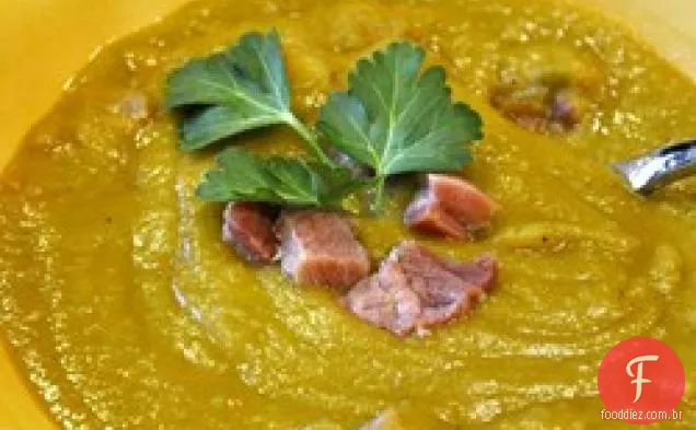 Sopa de peru defumado com ervilha partida
