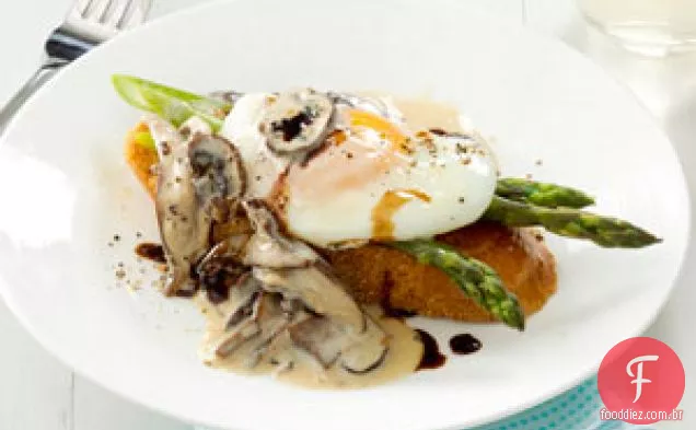 Ovos Benedict com cogumelos e espargos