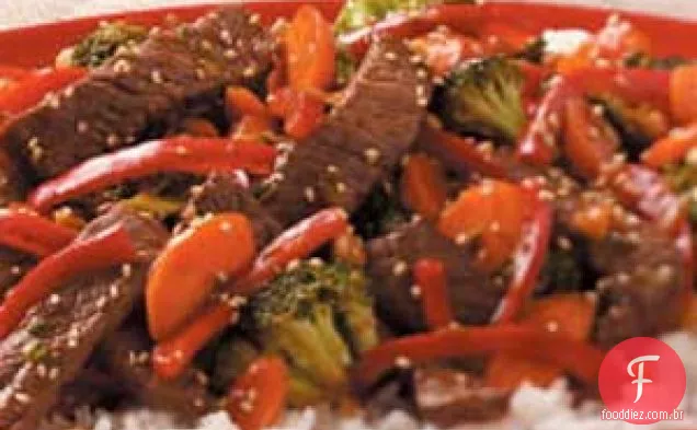 Carne bovina salteada com gergelim e gengibre