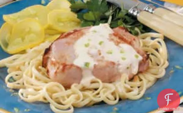 Carne de porco com gergelim e creme de alho