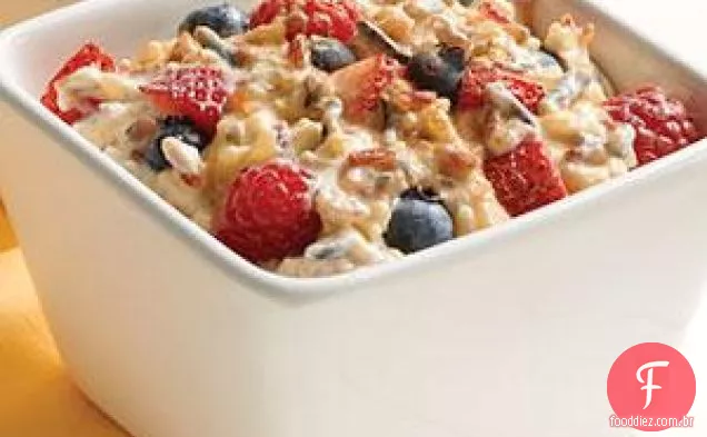 Frutas vermelhas de quatro grãos e iogurte