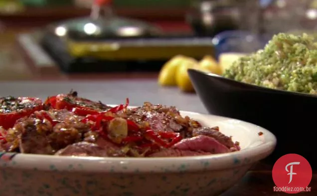 Pilaf de arroz com espinafre e queijo feta, bife fatiado com molho de orégano e tomates grelhados com salsa