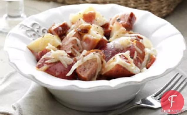 Salada de batata alemã com salsicha