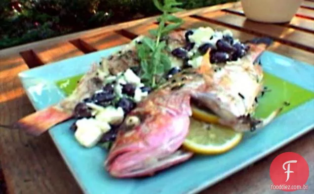 Pargo vermelho inteiro grelhado com sal marinho e mix de orégano fresco e relish de azeitona preta e queijo feta