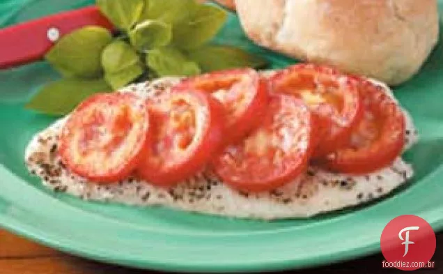 Peixe assado com tomate e manjericão