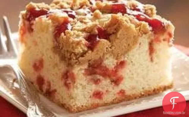 Bolo de café com morango e streusel de manteiga de amendoim
