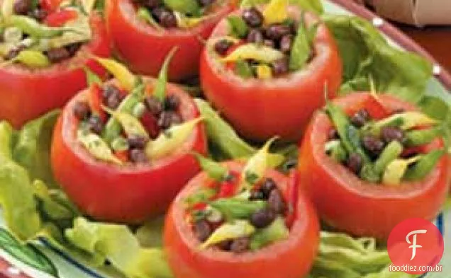 Copos de tomate com três feijões