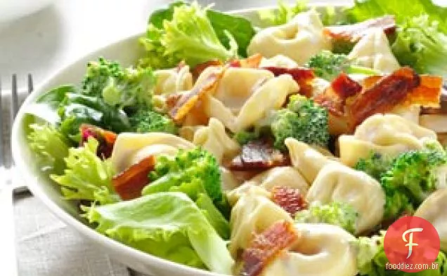 Salada de tortellini com bacon e limão
