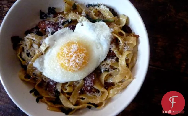 Fettucina Fresca Com Bacon, Rampas E Um Ovo