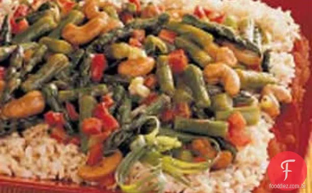 Aspargos e castanha de caju salteados