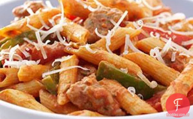 Penne picante, linguiça e pimentões