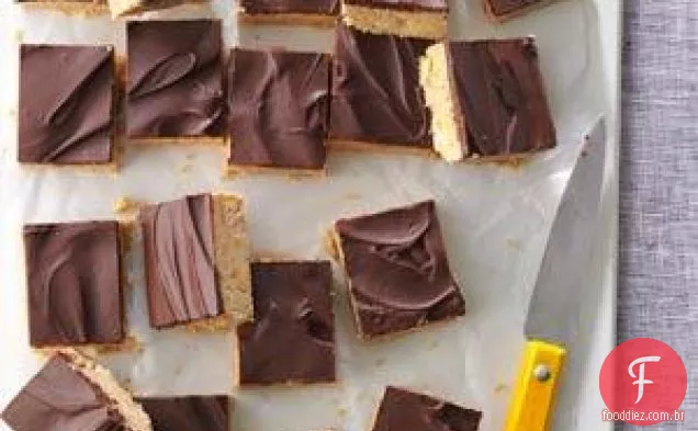 Doces de chocolate com amendoim