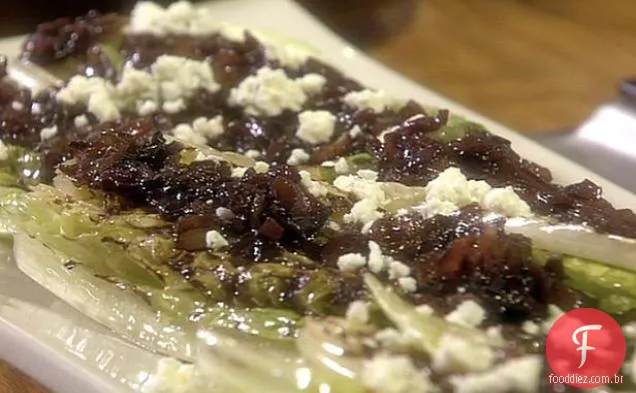 Alface romana grelhada com vinagrete de queijo azul e bacon