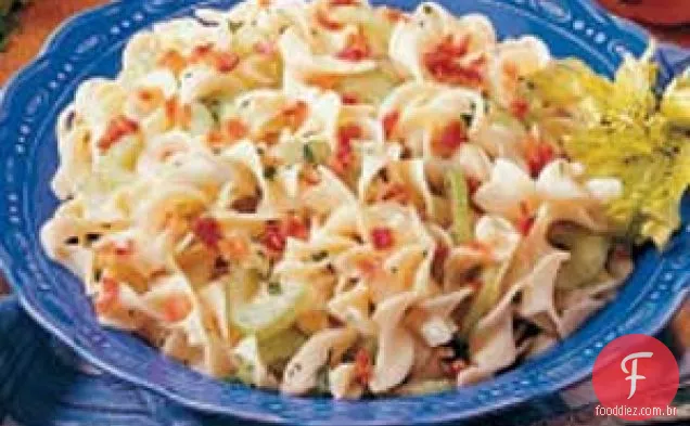 Salada de macarrão picante alemã