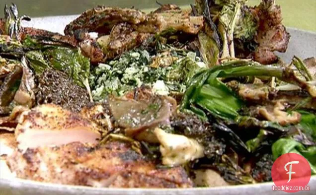 Peito de frango grelhado com legumes forrageados, Pesto de urtiga e pão achatado grelhado na fazenda Lightning Tree