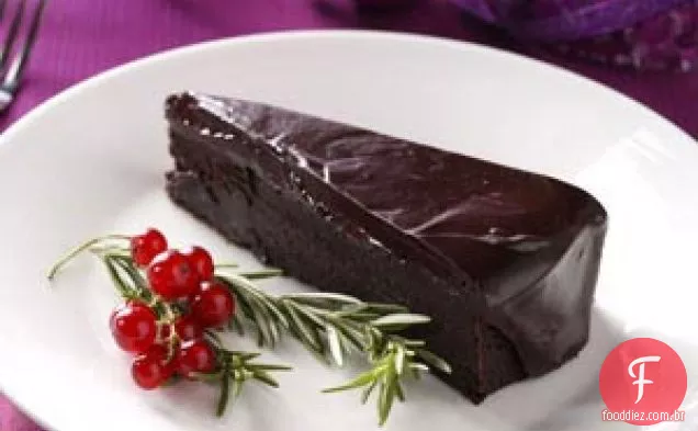 Bolo de chocolate sem farinha com ganache de alecrim