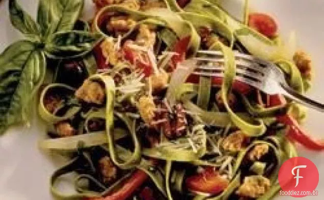 Fettuccine de espinafre com linguiça, pimentões e azeitonas