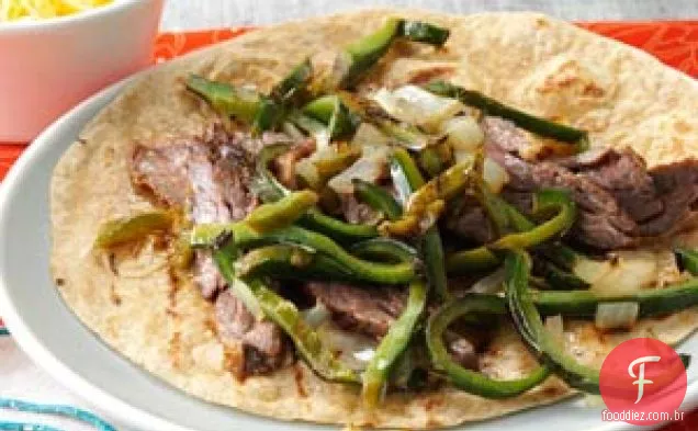 Fajitas de bife marinado e pimentão