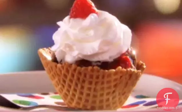 Sundae Surpresa de Waffle com Chocolate e Frutas Vermelhas