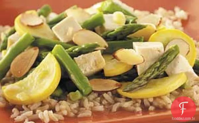 Tofu com aspargos salteados