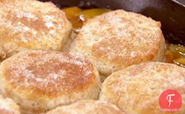 Bolo de frigideira com pêssegos e creme