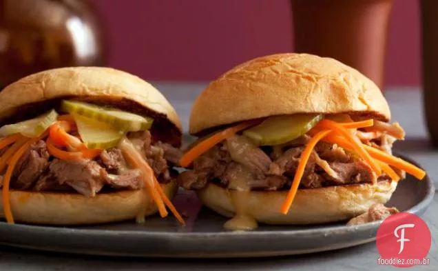 Mini hambúrgueres de carne de porco desfiada com molho barbecue chinês, pepinos em conserva e cenouras, e molho de mostarda agridoce