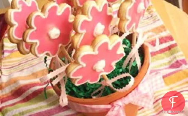 Biscoitos recortados em um vaso de flores